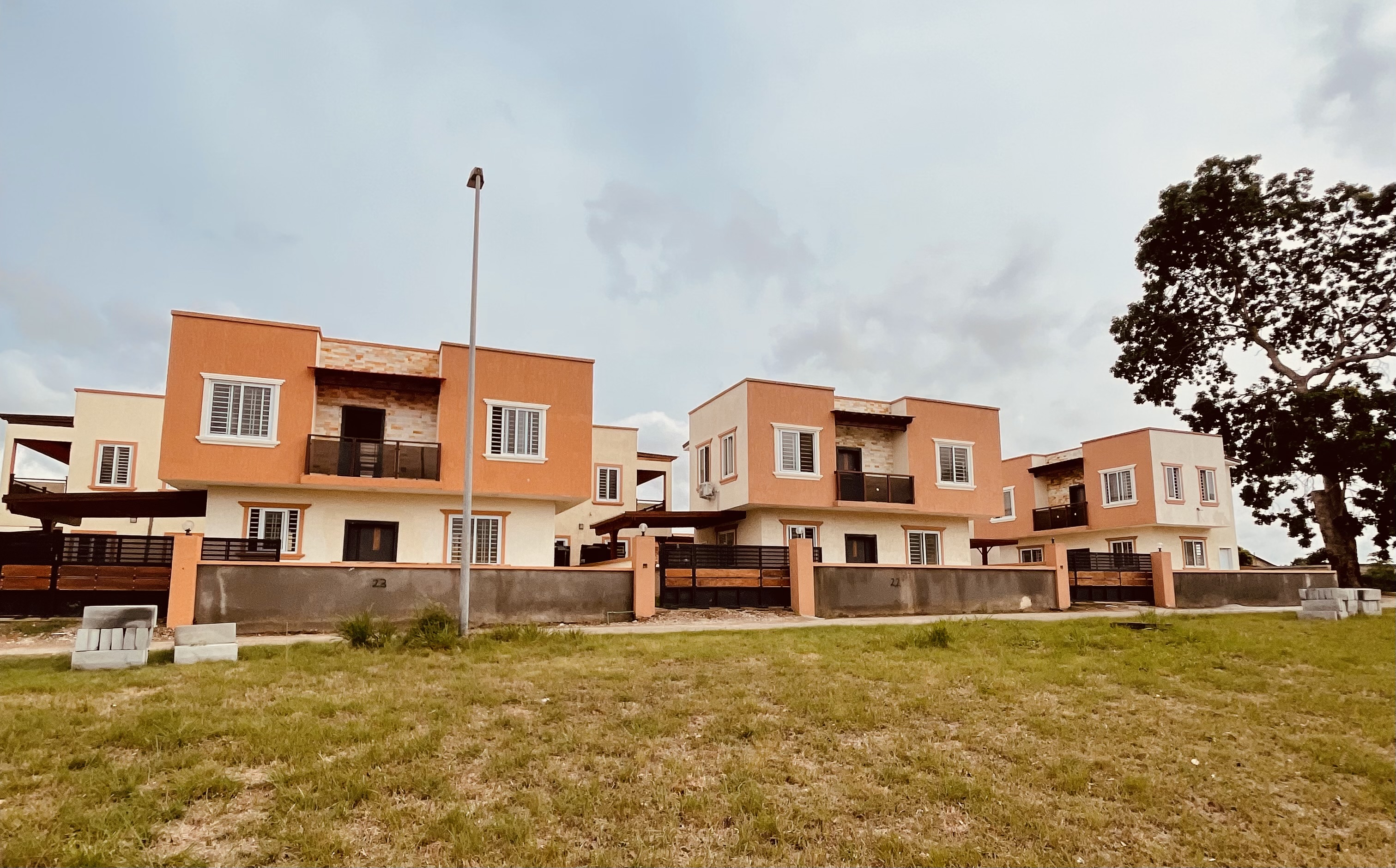 LINDSAY TWO BEDROOMS TOWNHOUSES